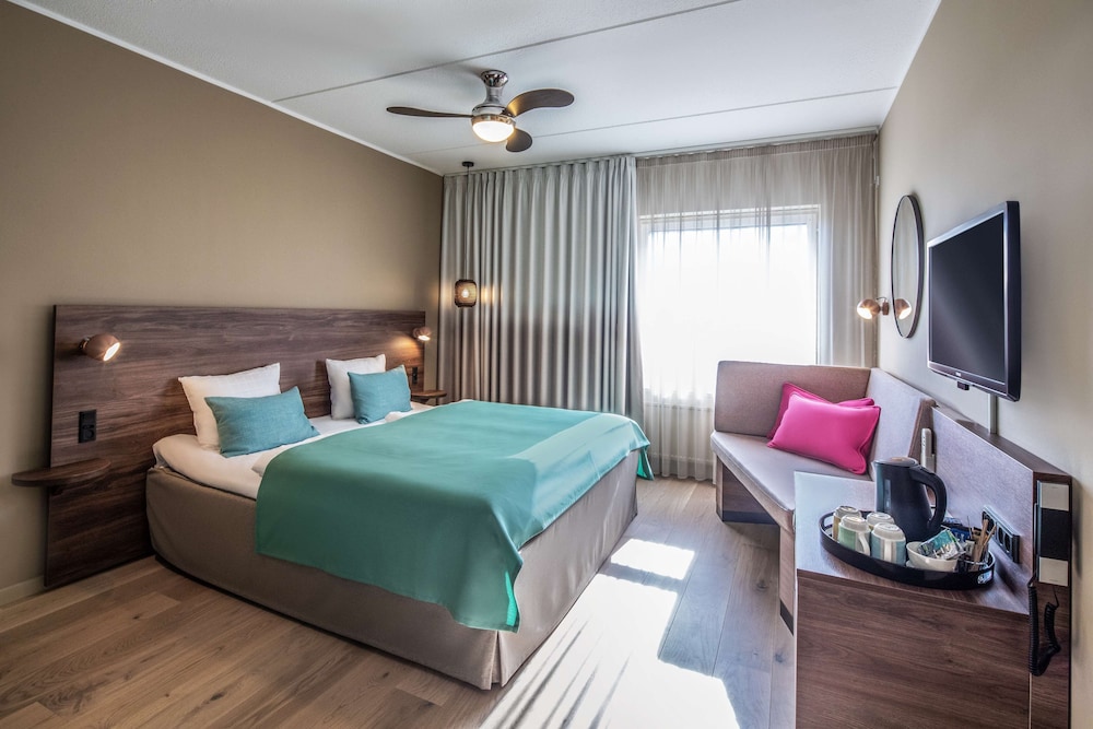 Quality Hotel The Reef 24/68