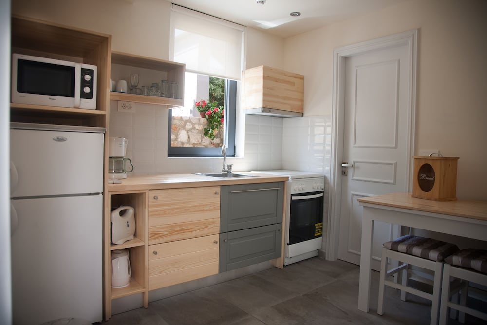 Artemis Village Apartments &amp; Studios 31/50