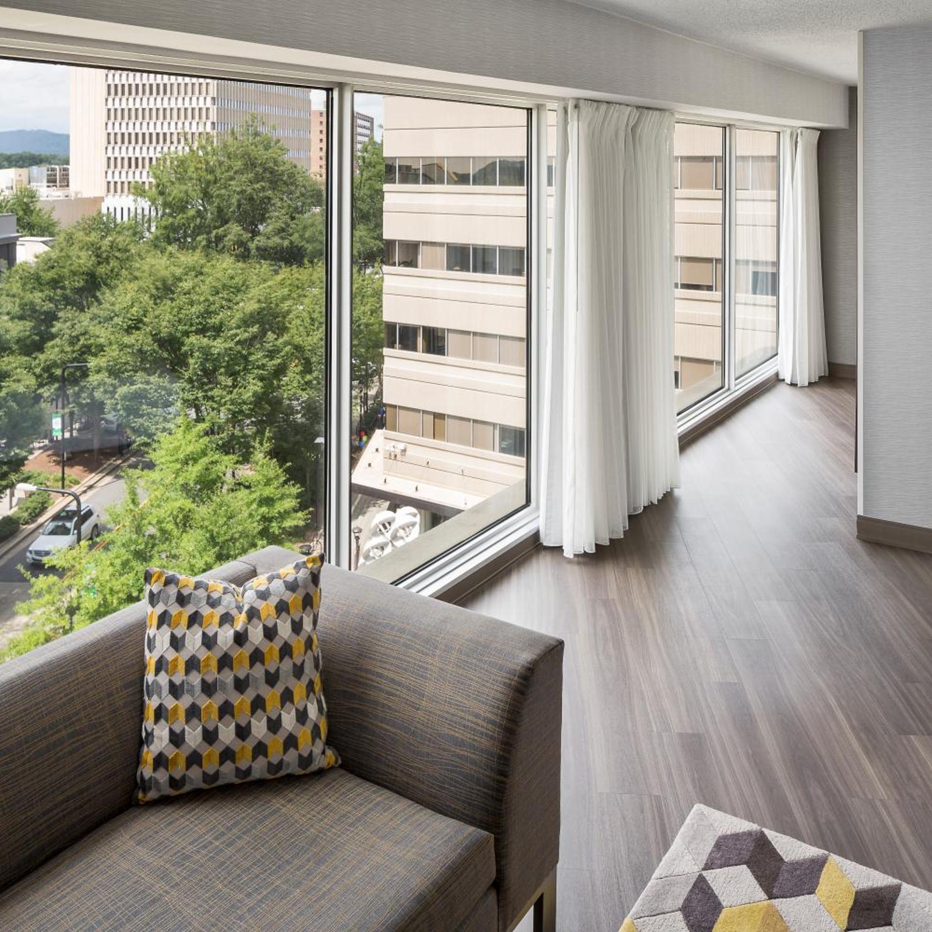 Room, King Bed, Street View