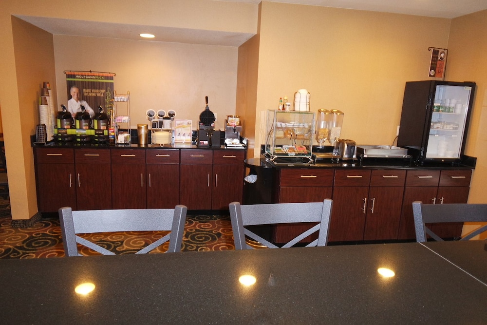 Cobblestone Inn & Suites - Harper 19/28