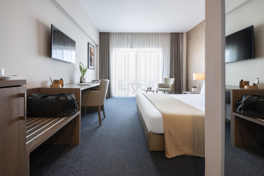 THE WATERFRONT HOTEL 45/68