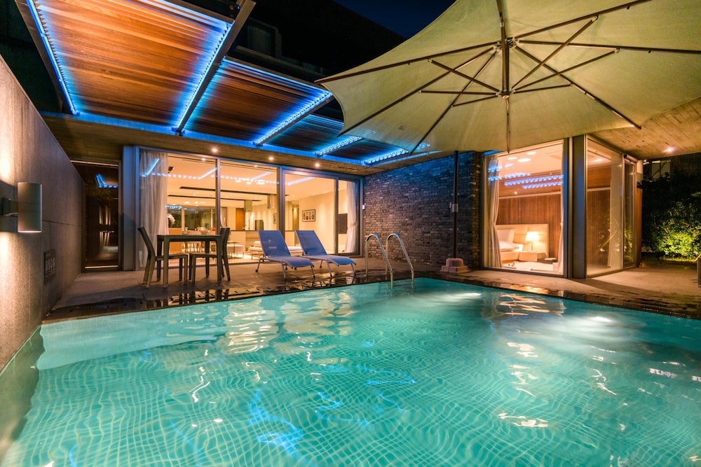 Bayhill Pool & Villa 38/77