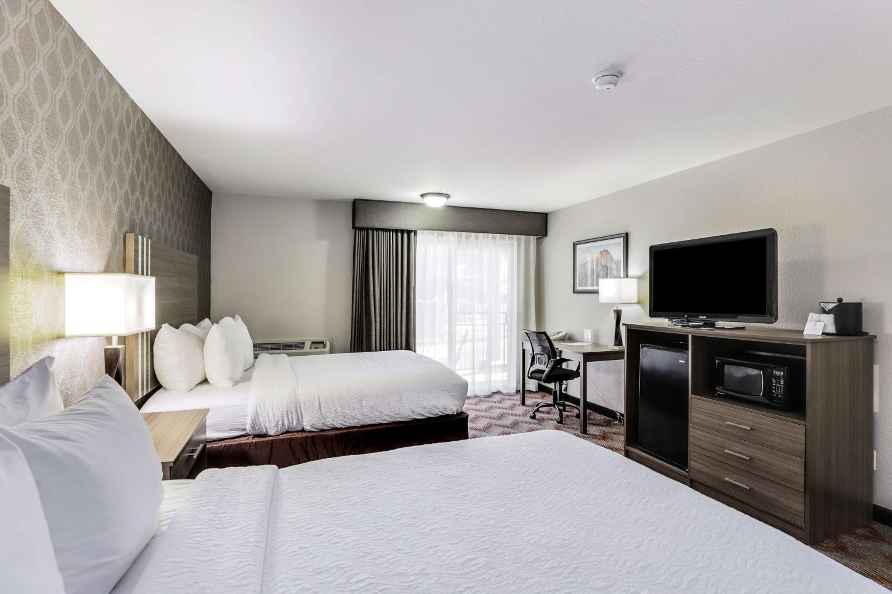 Room, 2 Queen Beds, Side Pool View, Pet Friendly