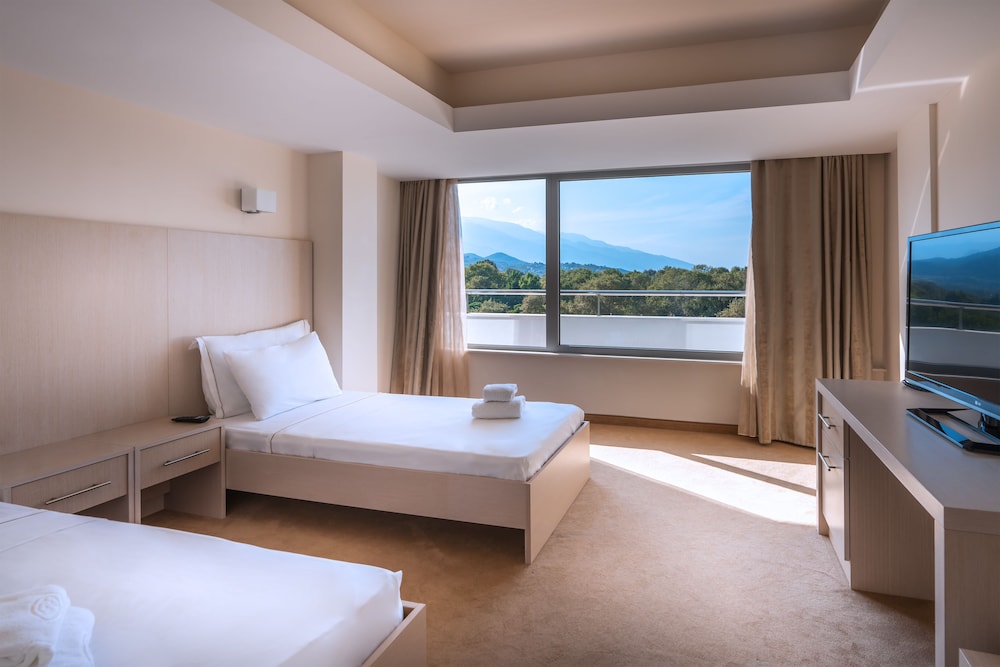 CRONWELL PLATAMON RESORT 8/50
