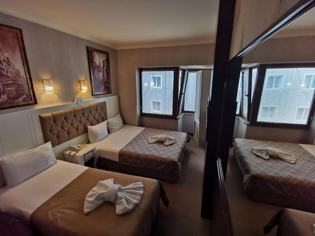 غرفة ثلاثية، Cuento Hotel 2/3