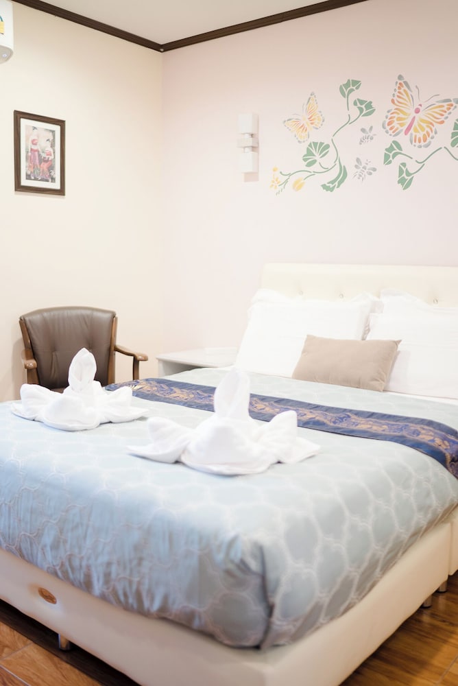 SUPERIOR, QUEEN BED