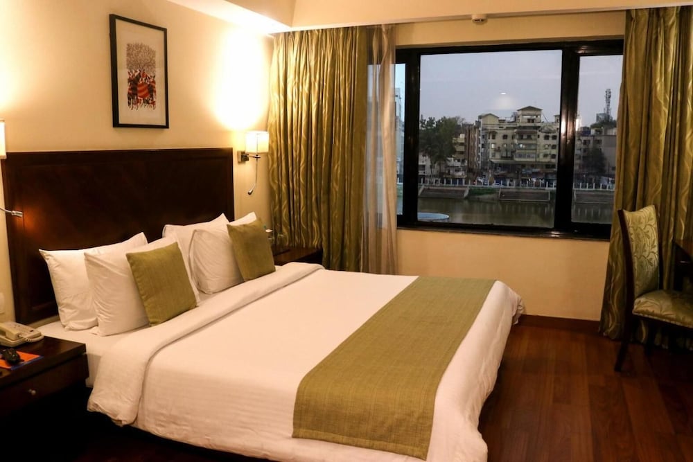 Le Lac Sarovar Portico 19/56