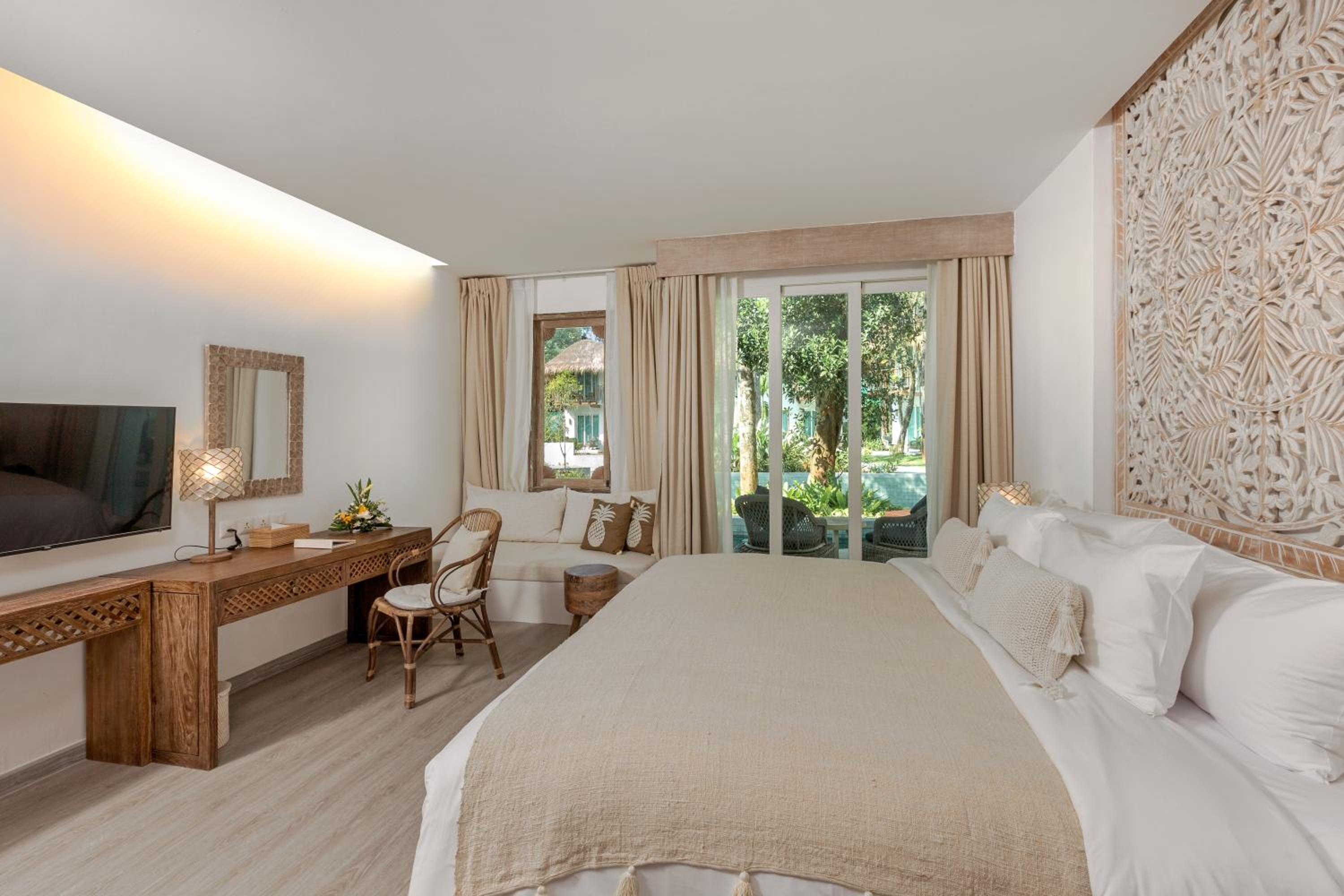 Grand, Deluxe, King Bed, Pool Access
