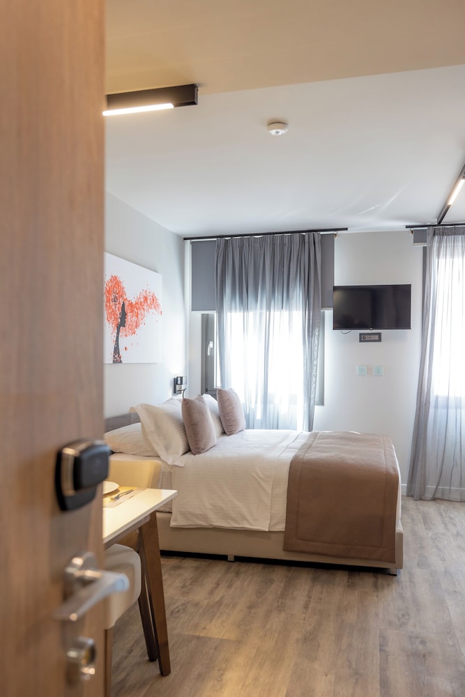 URBAN, COMFORT, STUDIO, QUEEN BED