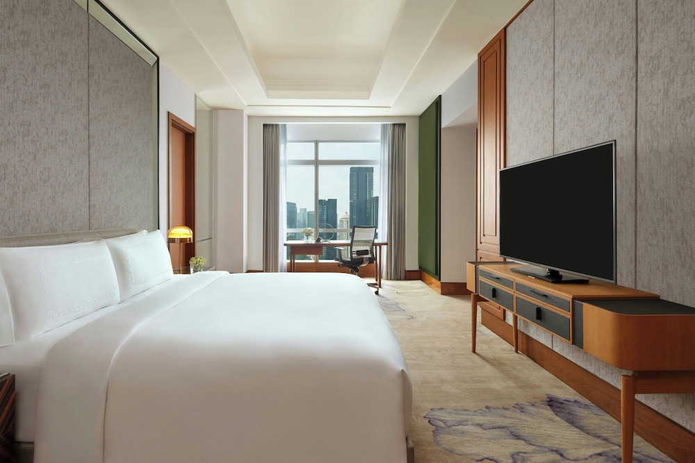 Pacific, Suite, King Bed, Club Lounge Access