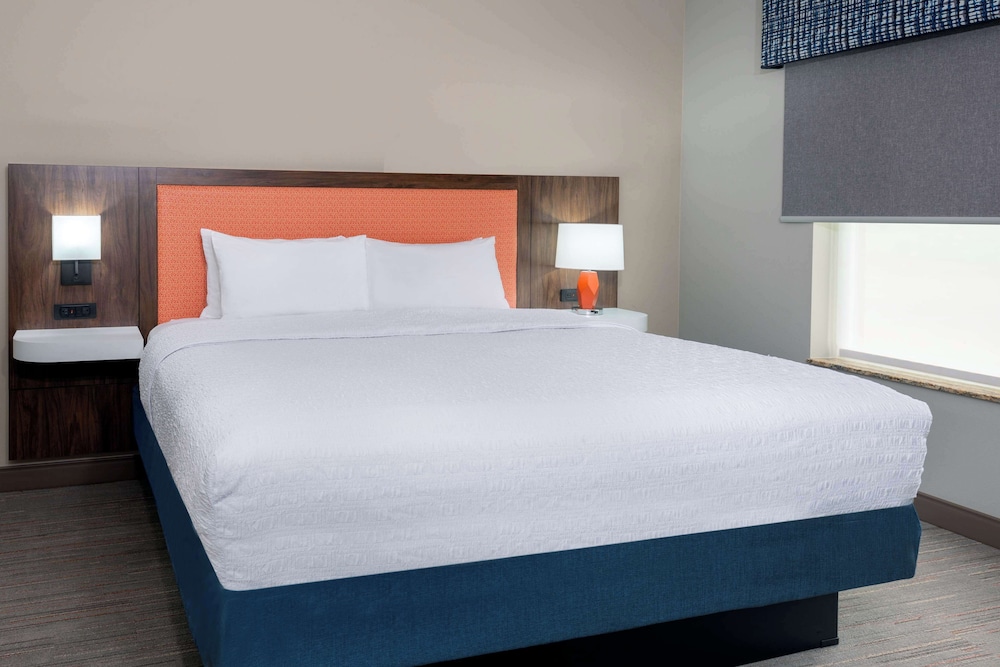 SUITE, KING BED, ACCESSIBLE