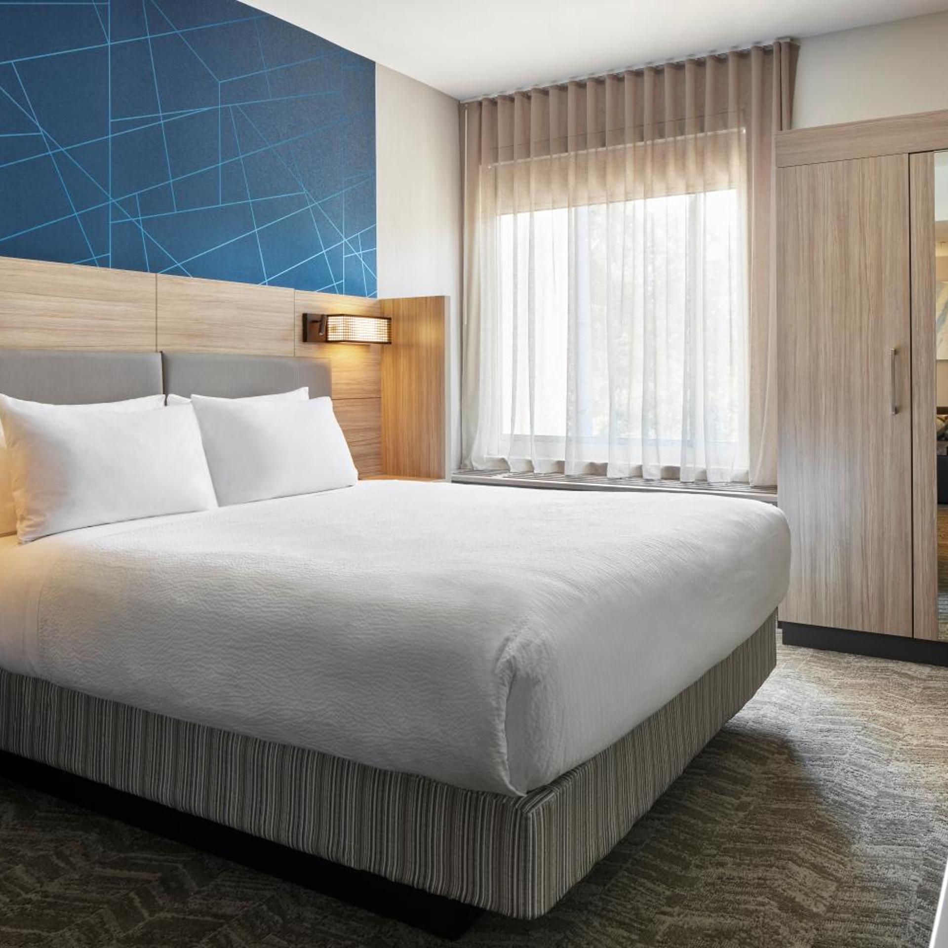 Suite, King Bed, Trundle Bed
