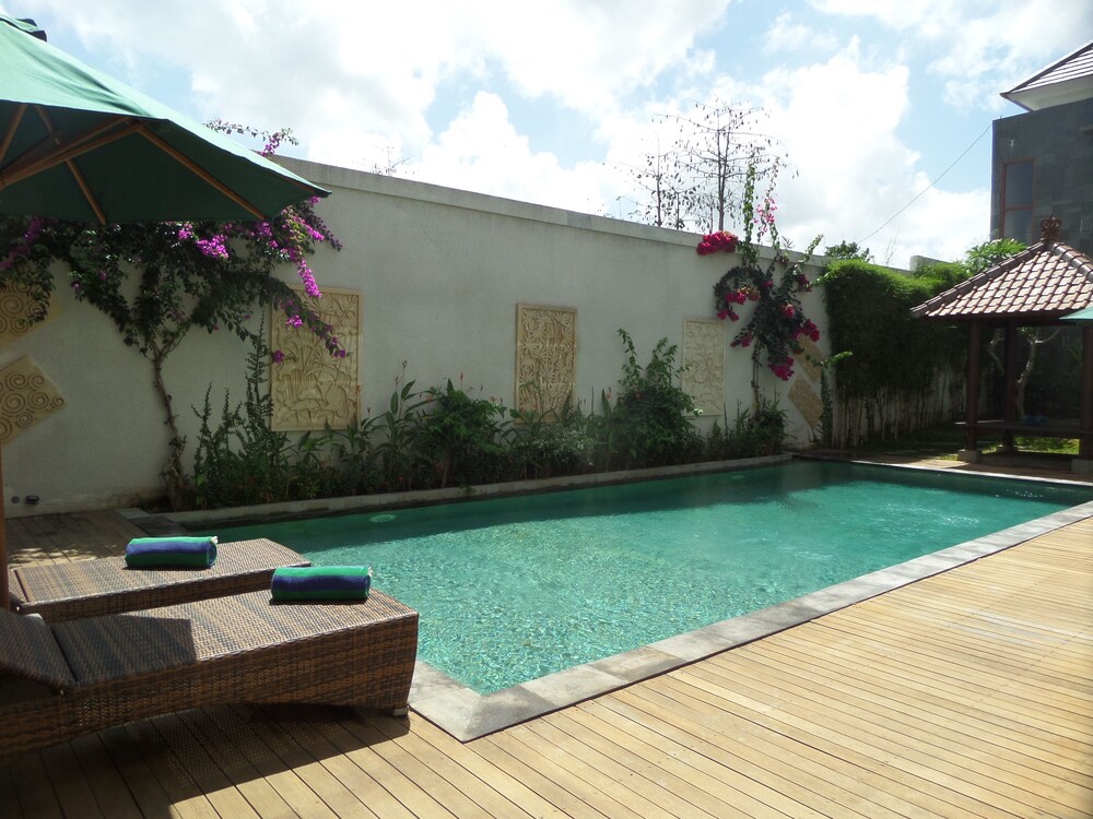 Royal Majesty Villas 61/71