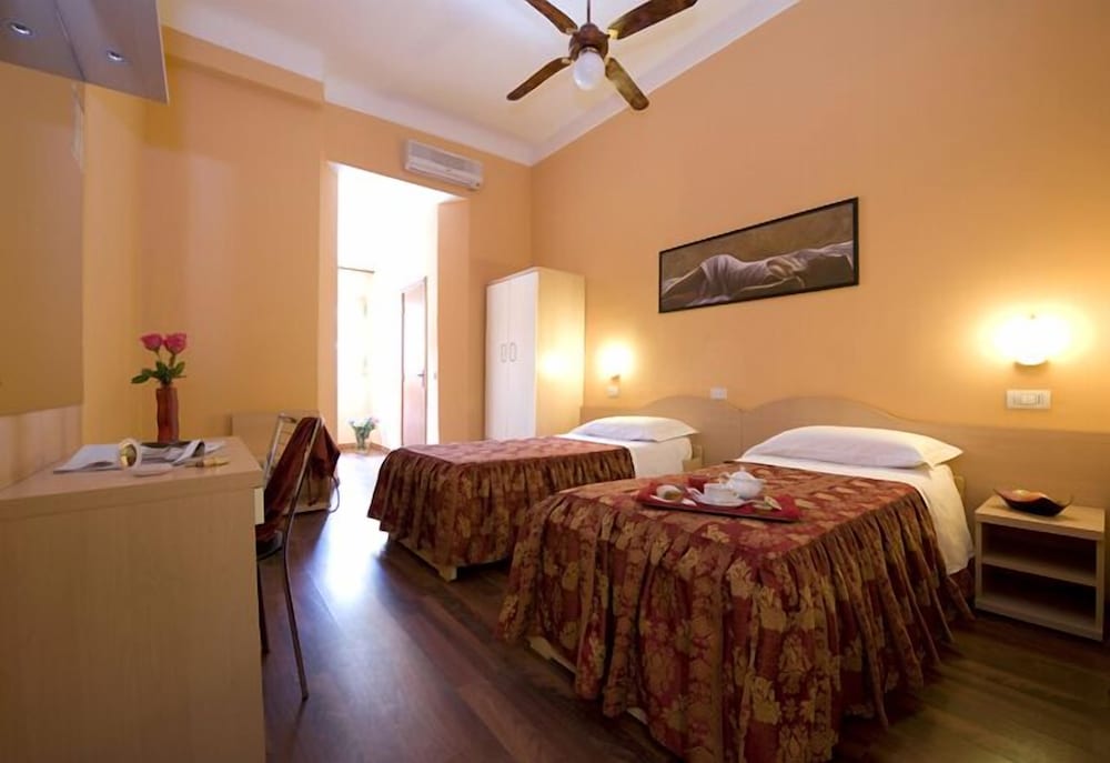 ROOM, TWIN BEDS