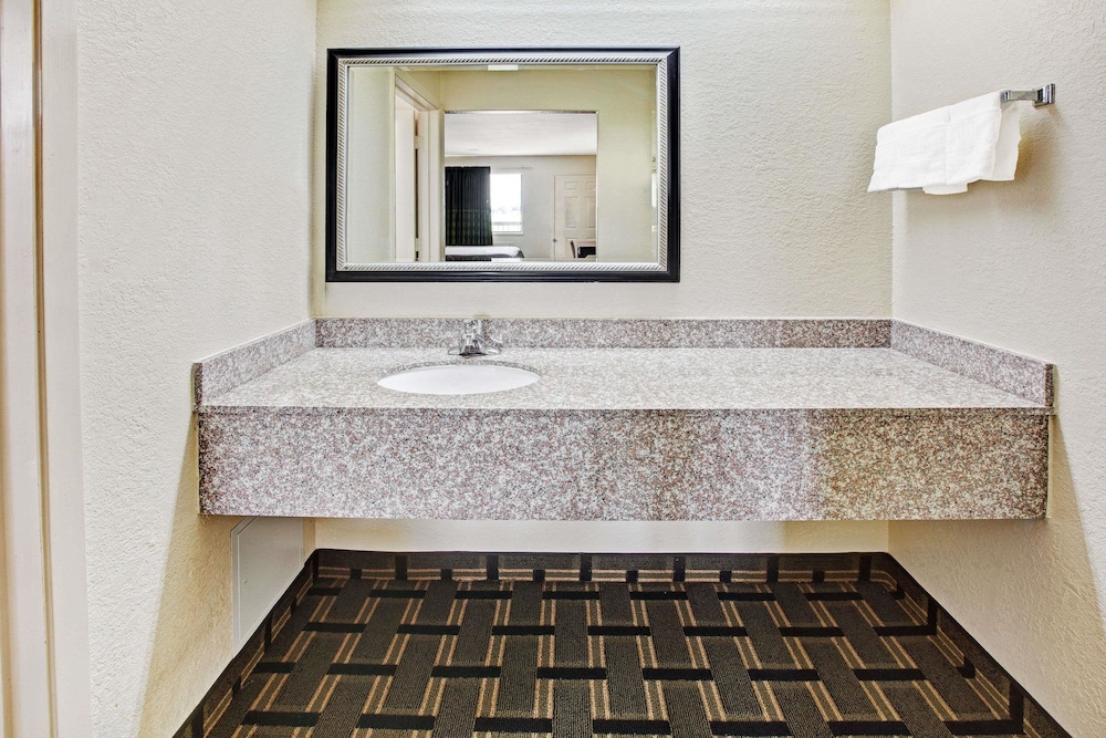 Hotel Baytown/I-10 11/56