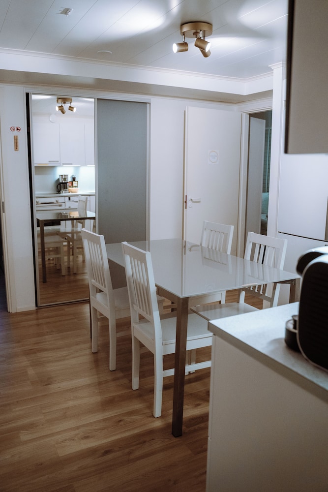 Golden Circle Suites 42/49