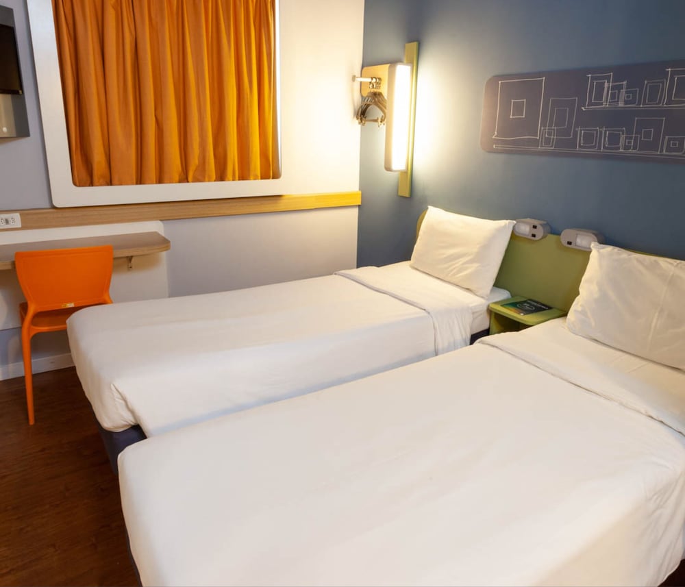 APARTMENT, TWIN BEDS