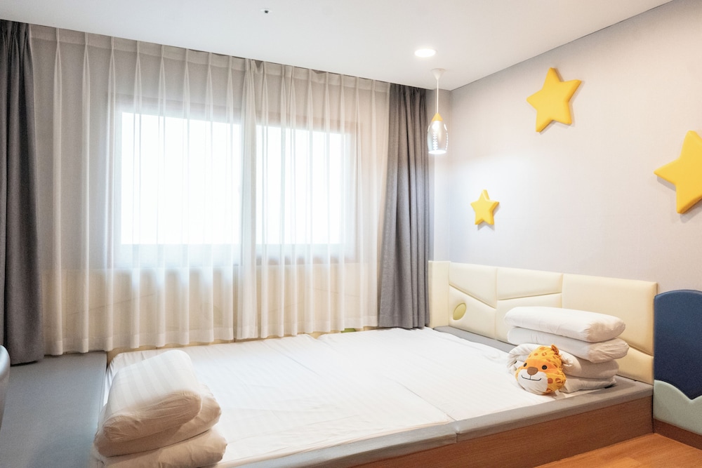 Kids, Premium, Deluxe, 1 Queen and 1 Single Bed
