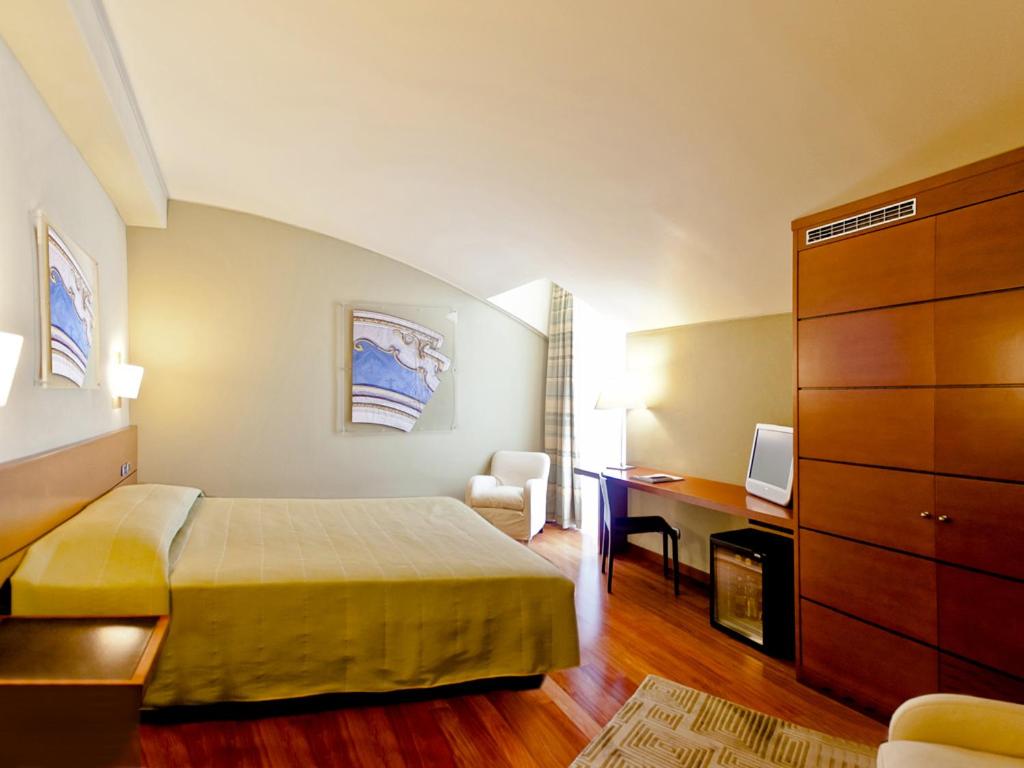 Deluxe, Double or Twin Bed