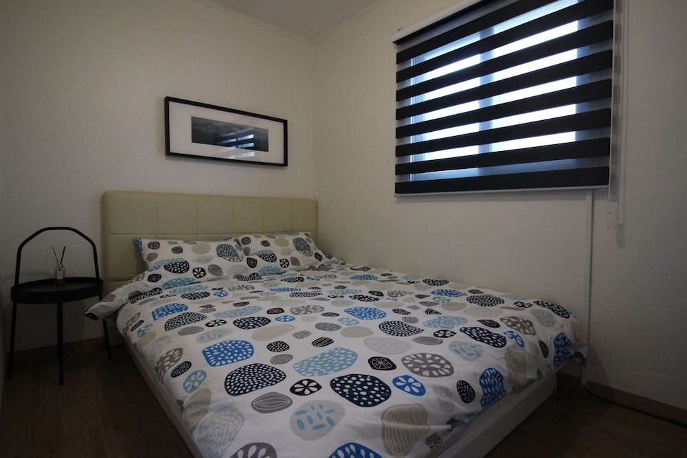 Standard, Queen Bed