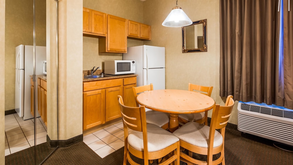 Best Western Plus Revere Inn & Suites 29/39