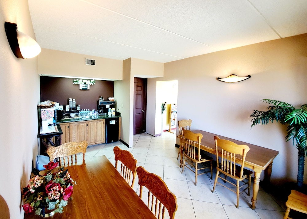 Executive Inn Scottsville 24/33
