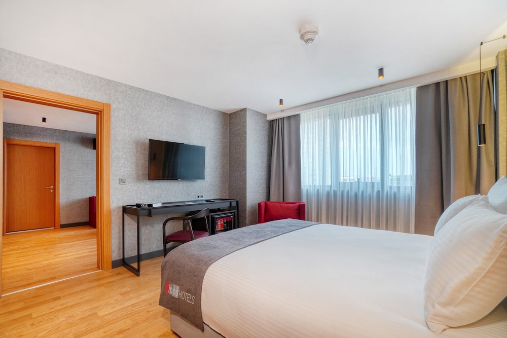 Premium, Suite, King Bed, Murphy Bed