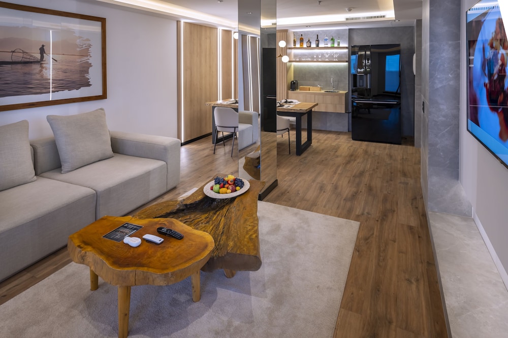 SERHS Experience Suites 46/65