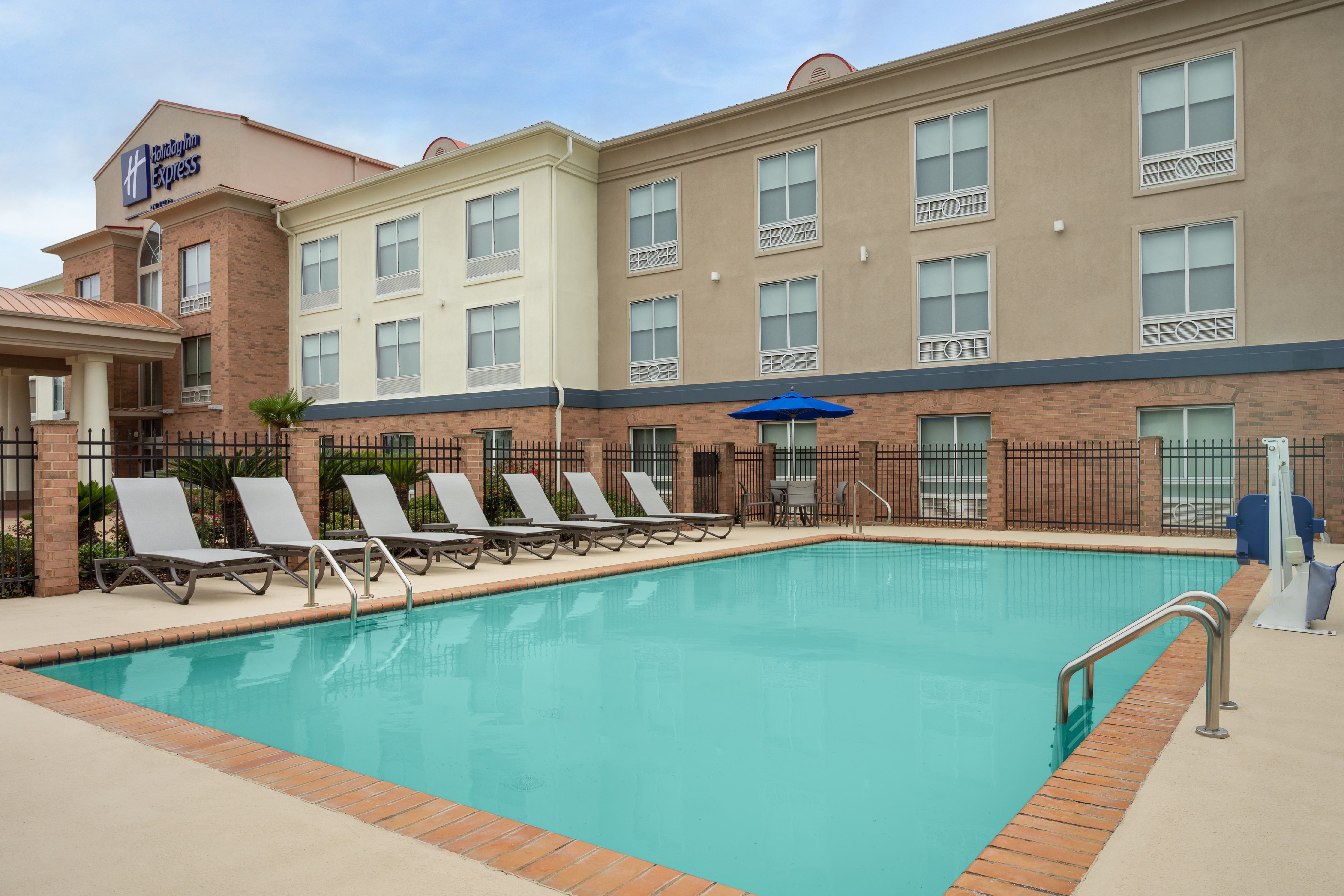 Holiday Inn Express Hotel Suites Alexandria 8/62