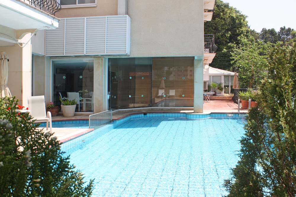 Chrielka Hotelsuites 35/43