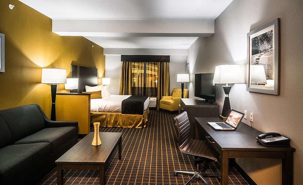 Best Western Plus Lampasas Inn and Suites 24/36
