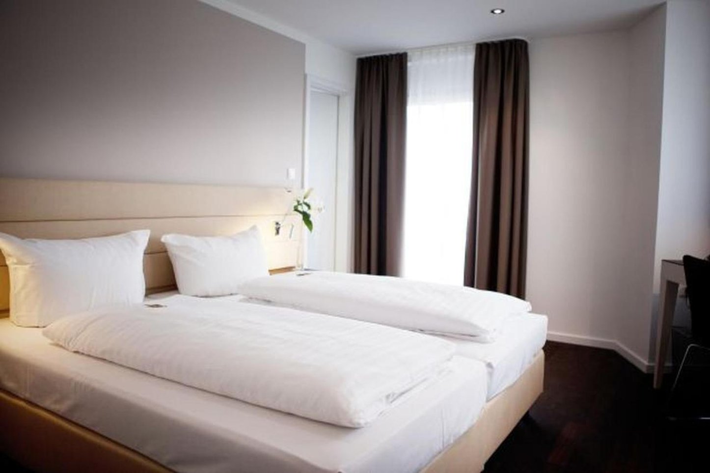MANHATTAN HOTEL 20/77