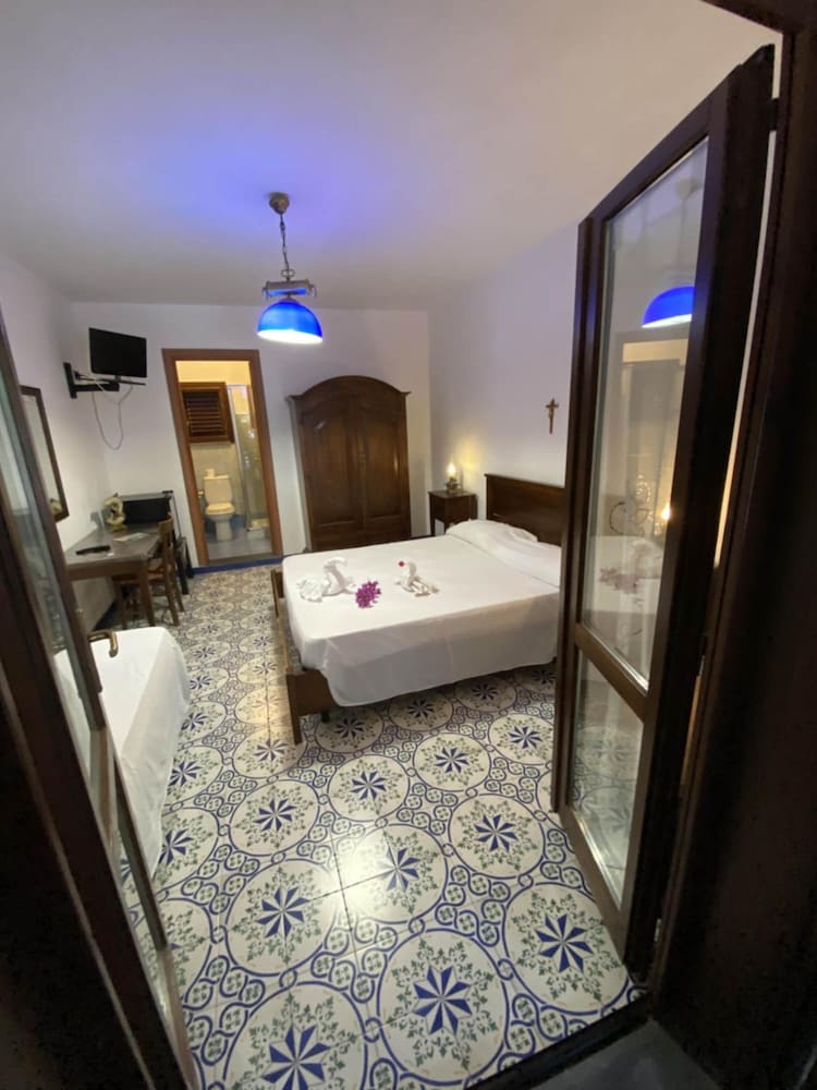COMFORT, DOUBLE BED, POOL VIEW