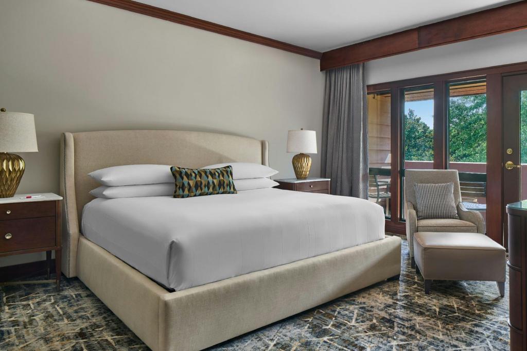 Presidential, Legendary, Suite, King Bed, Golf Course View, Jetted Tub, Balcony