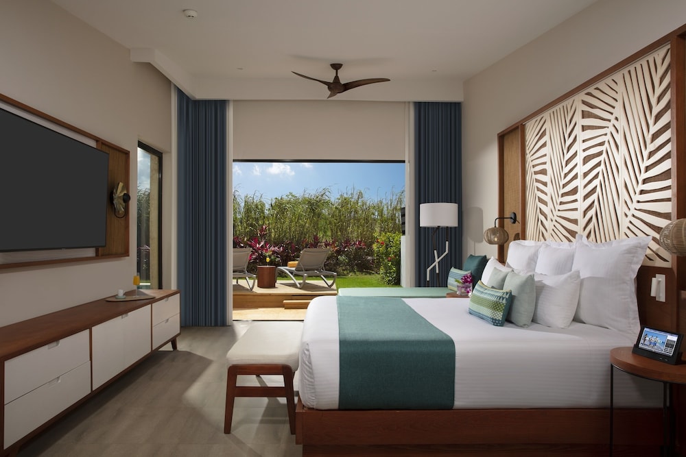2 Bedrooms, Preferred Club, Villa, 1 King and 2 Double Beds, with Pool