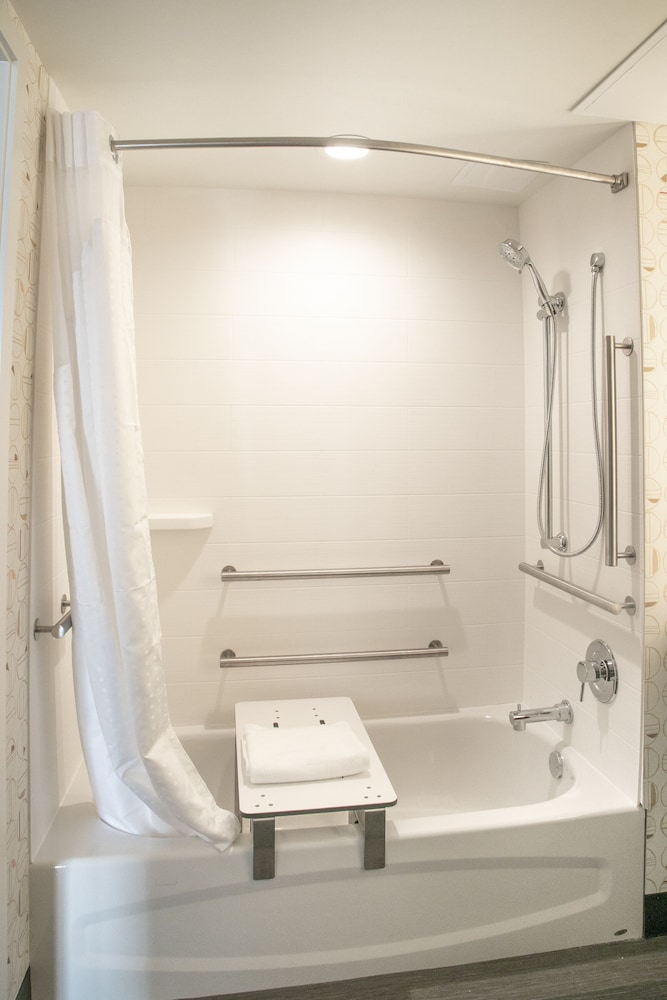 Holiday Inn & Suites Orlando I-Drive - Theme Parks 23/77