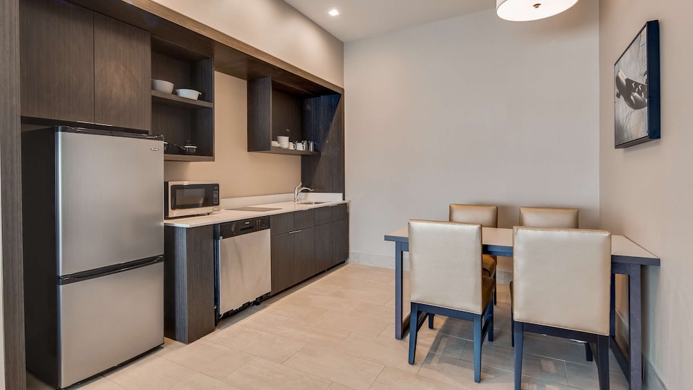 Best Western Plus Executive Residency Rigby's Water World Hotel 32/44