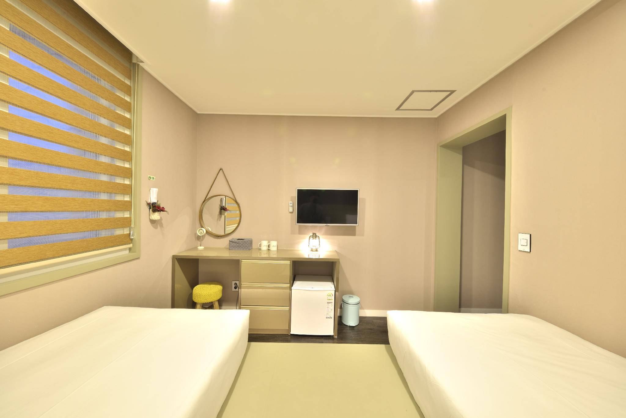ROOM, TWIN BEDS