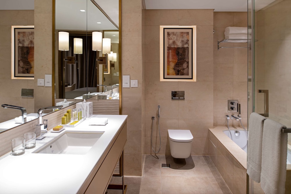 جناح بسرير كينج، دبل تري من هيلتون الرياض المركز المالي(DoubleTree by Hilton Riyadh Financial District) 2/2