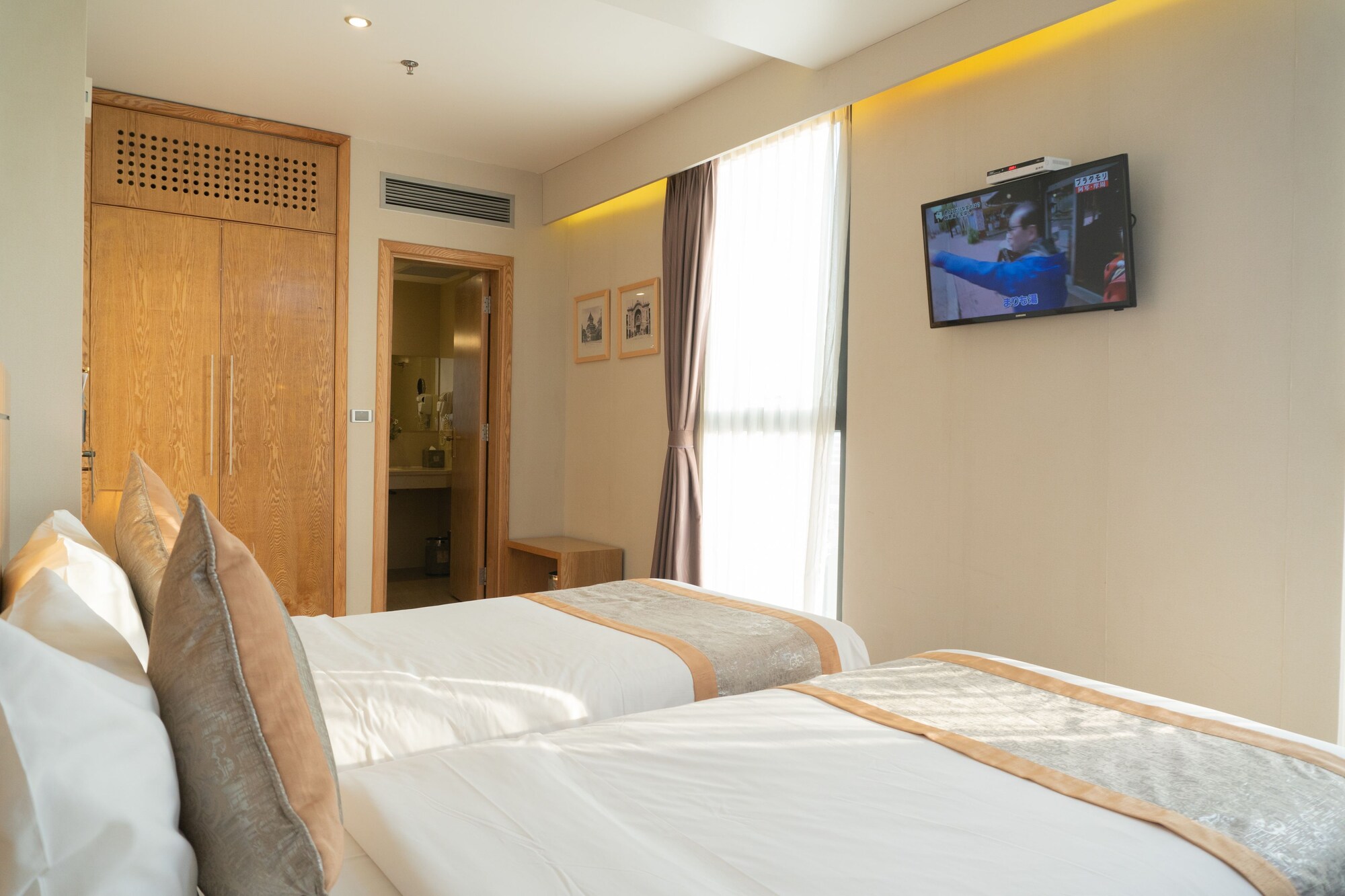 DELUXE, TWIN BEDS