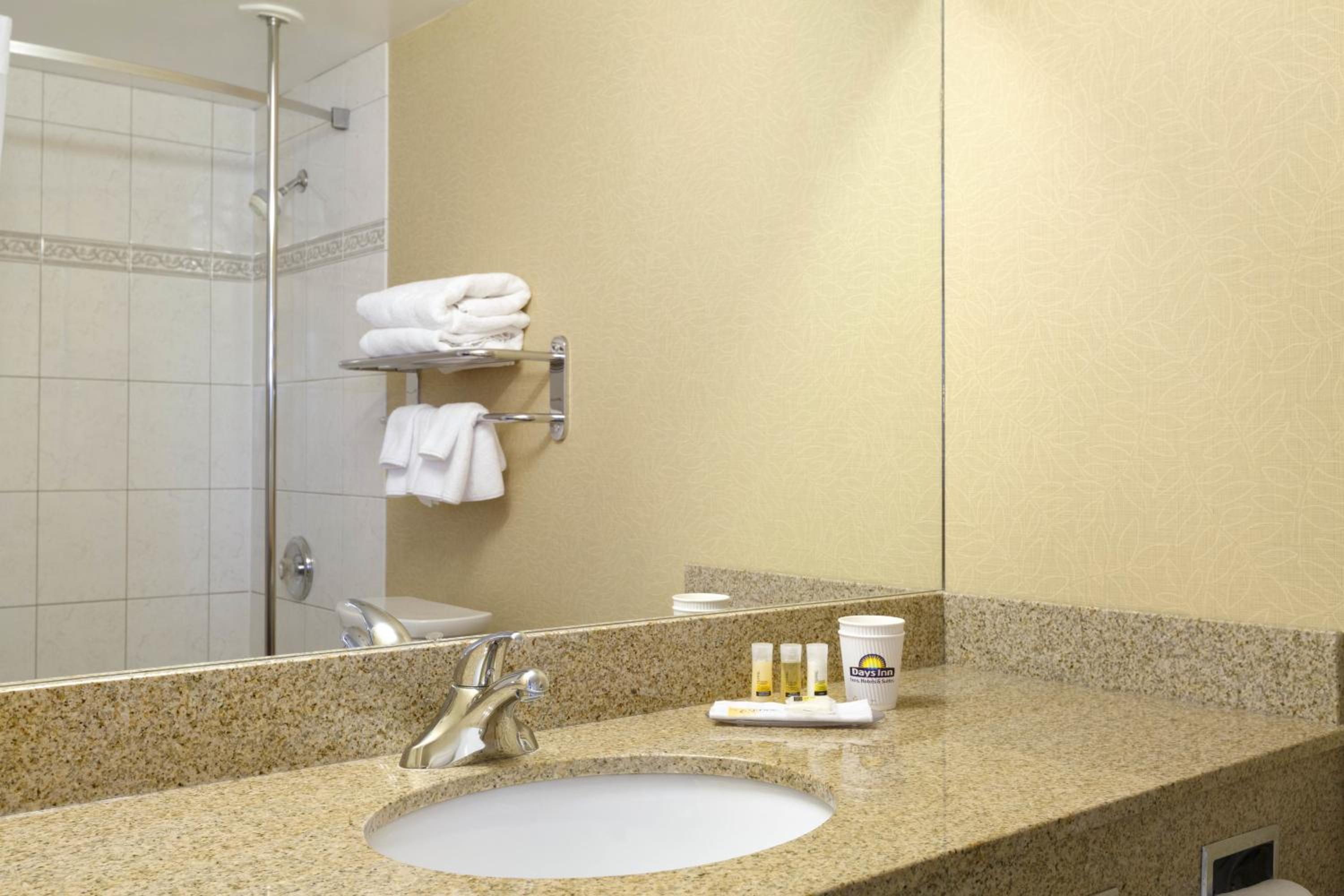 غرفة بسرير كينج وسرير كوين لذوي الإعاقة، Days Inn by Wyndham Calgary South 7/8