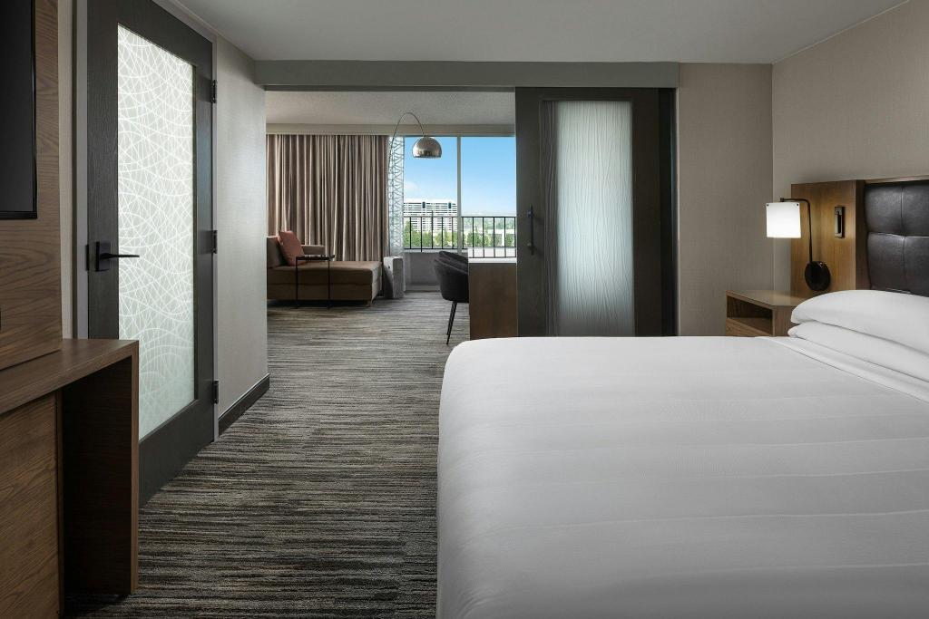Topanga, Junior Suite, King Bed, Sofa, High Floor، Warner Center Marriott Woodland Hills 2/3