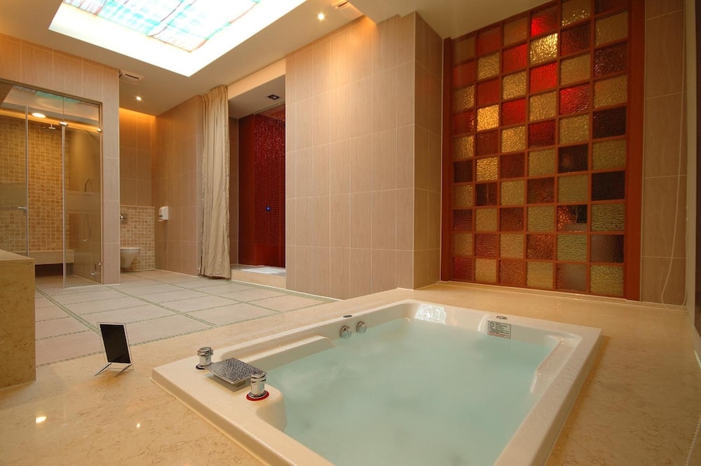 Norway Forest Spa Motel 11/22