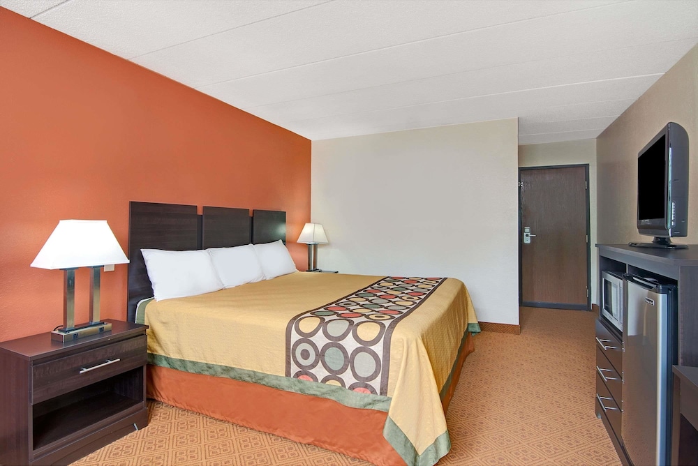 Super 8 By Wyndham Stamford/New York City Area 12/24
