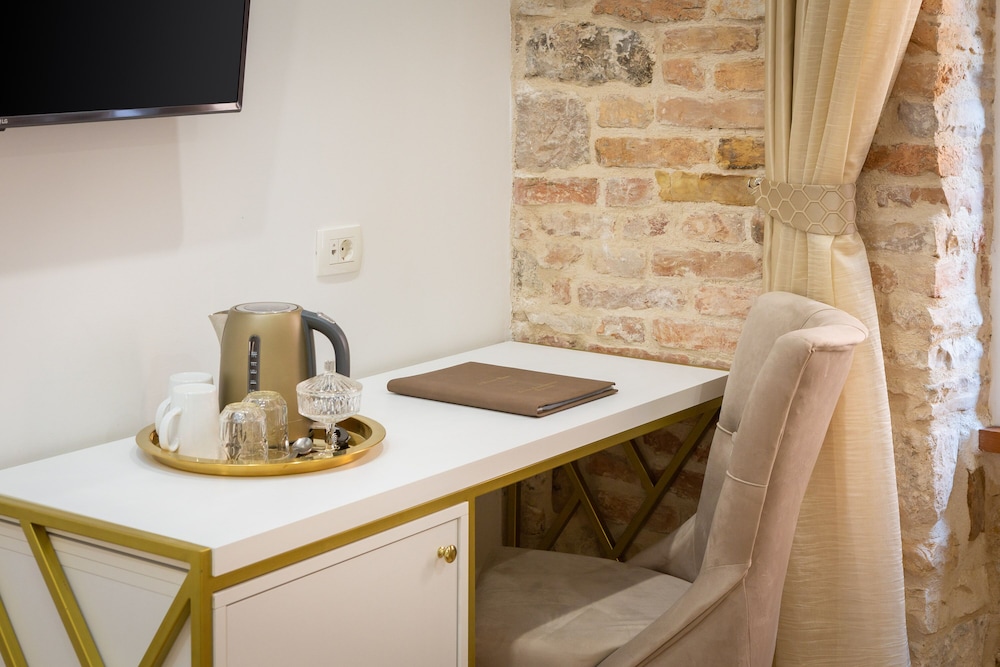 Le Premier Luxury Rooms 1/43
