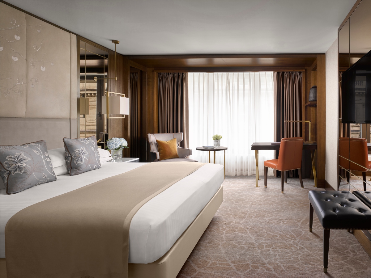 Cozy, King Bed, Mayfair Floor