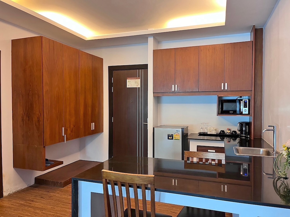 Phi Phi Cliff Beach Resort 56/69