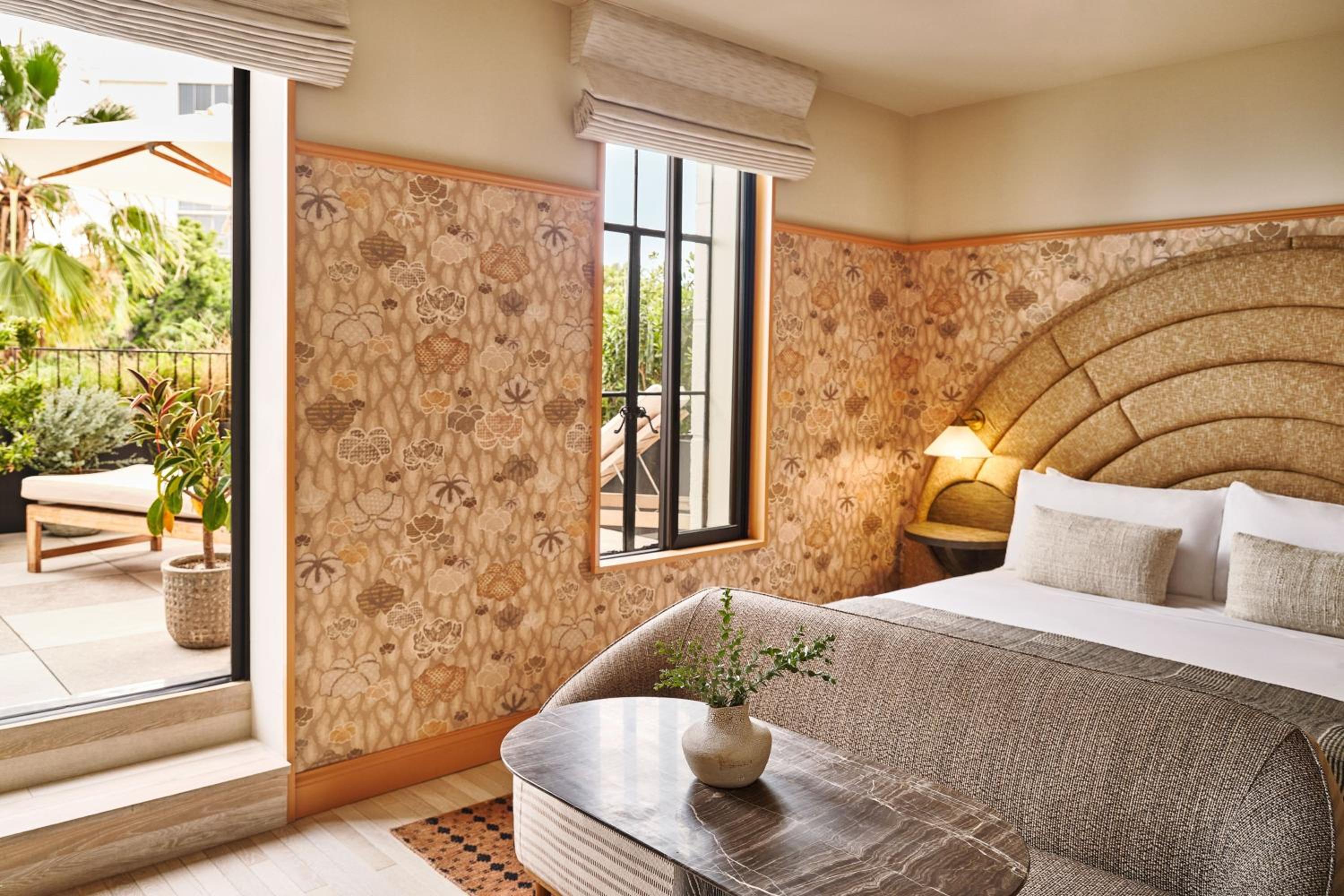 Landmark, Garden, Guest Room, King Bed, Terrace، Santa Monica Proper Hotel 2/4