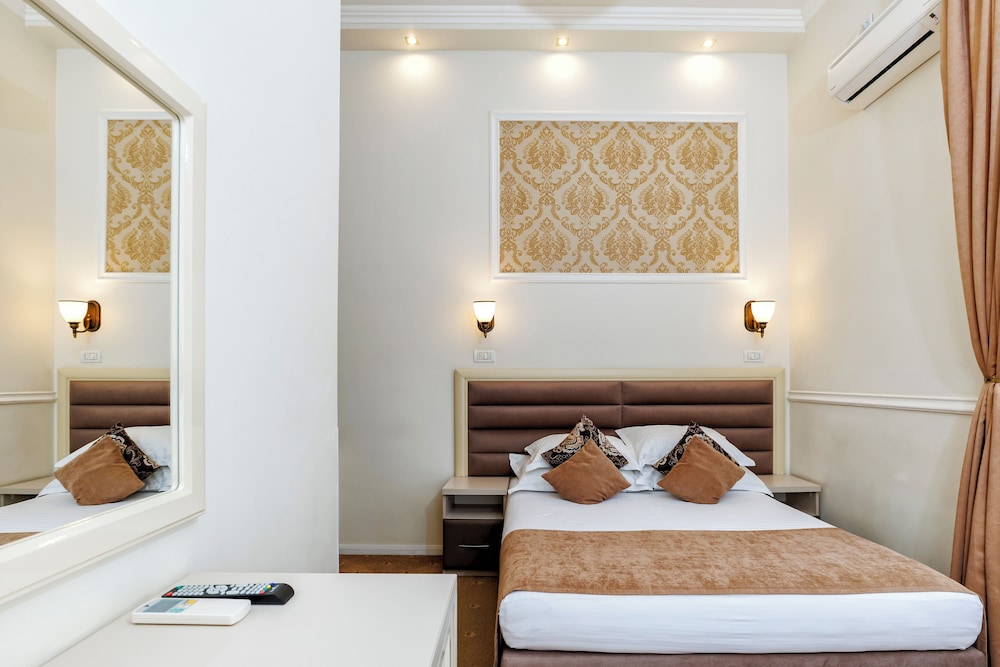 Room, King Bed, La Strada Boutique Villa 5/10
