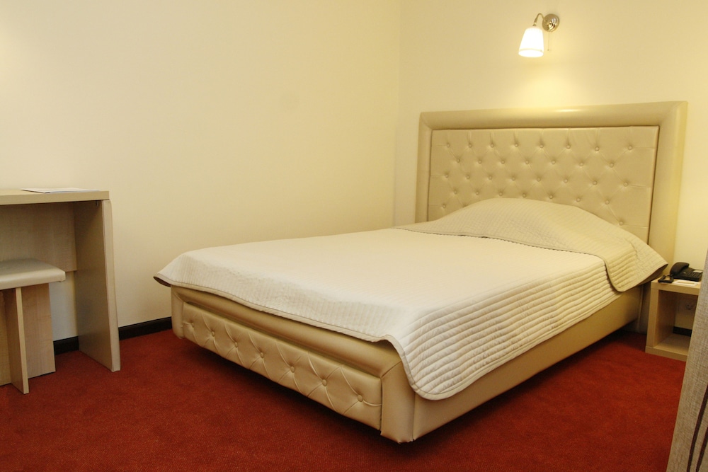 BASIC, SINGLE, QUEEN BED
